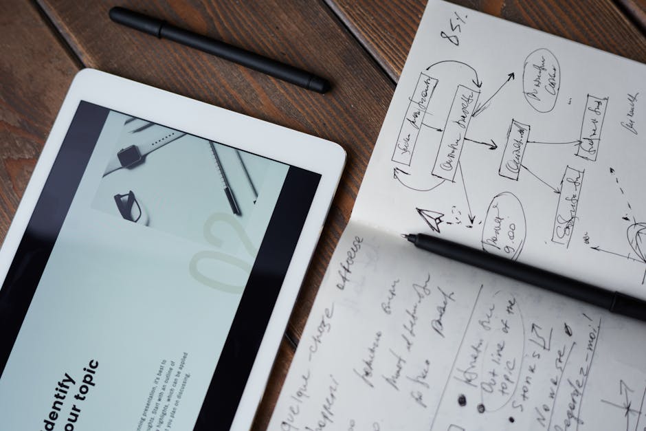 Automatisation – Optimisez vos tâches avec des agents intelligents Workflow dessiné à la main et tablette pour automatisation digitale
