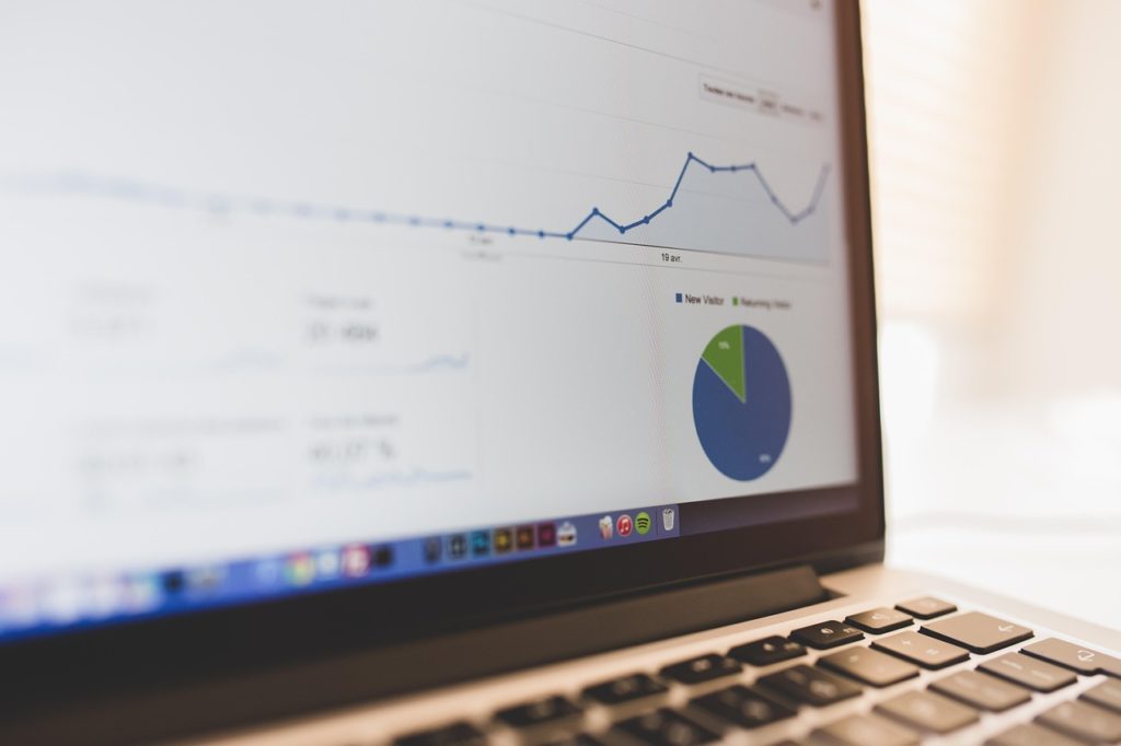Webtazur Graphique de performances marketing sur écran d’ordinateur portable