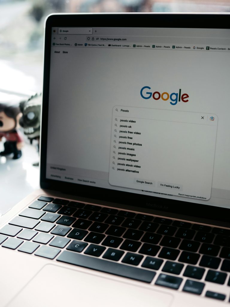 WebTazur Écran affichant une recherche Google sur un ordinateur portable
