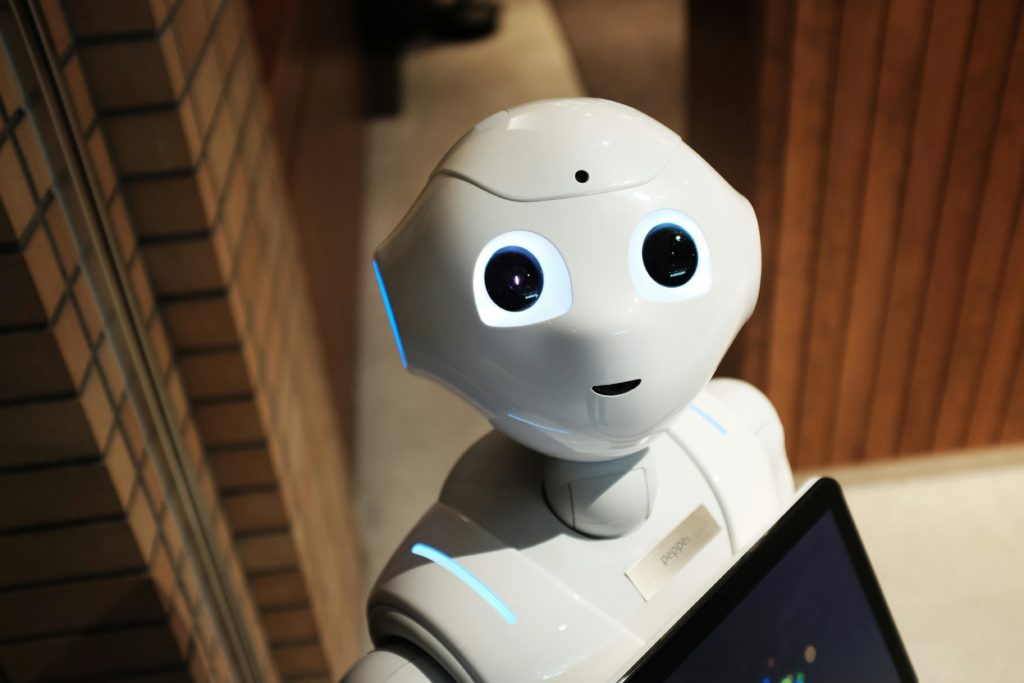 Automatisation Robot humanoïde regardant l'objectif, illustrant un agent IA autonome.