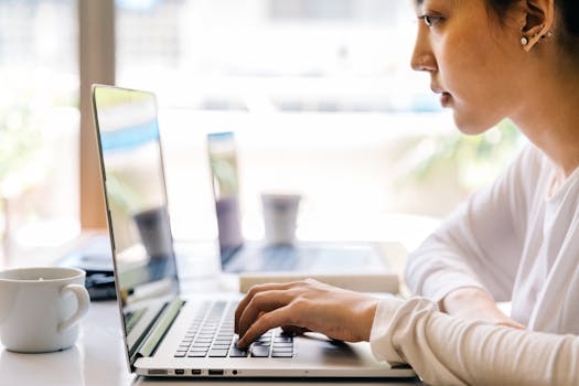WebTazur Femme concentrée travaillant sur un ordinateur portable pour une analyse SEO
