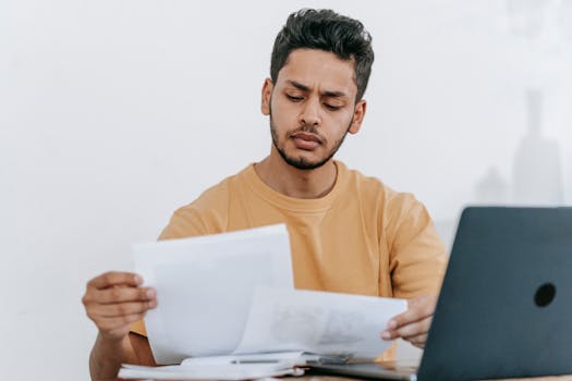 Analyse concurrentielle Homme étudiant des documents pour une analyse de marché